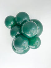 Load image into Gallery viewer, 24015 Tuftex Crystal Emerald Green 24&quot; Round (25ct)
