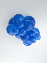 Load image into Gallery viewer, 24018 Tuftex Crystal Sapphire Blue 24&quot; Round (25ct)
