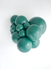 Load image into Gallery viewer, 24023 Tuftex Evergreen 24&quot; Round (25ct)
